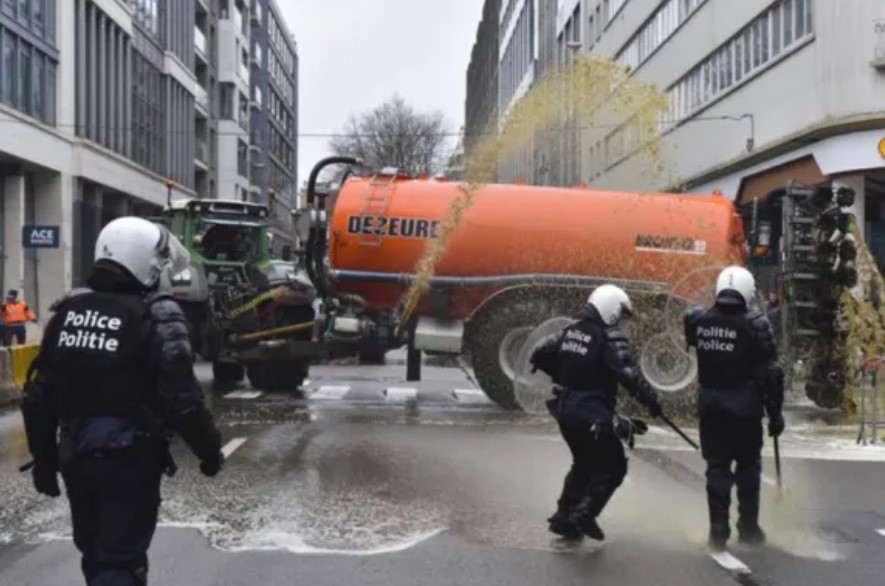 Βρυξέλλες: Αγρότες ψέκασαν με υγρή κοπριά αστυνομικούς – Δείτε το εκπληκτικό βίντεο.
